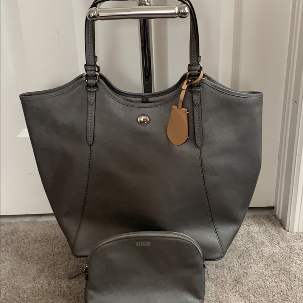 Coach shoulder bag w/matching makeup bag